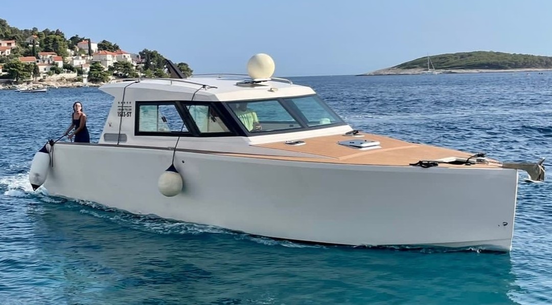 Beige luxury speed boat, model Aliskaf 37 in Adriatic sea